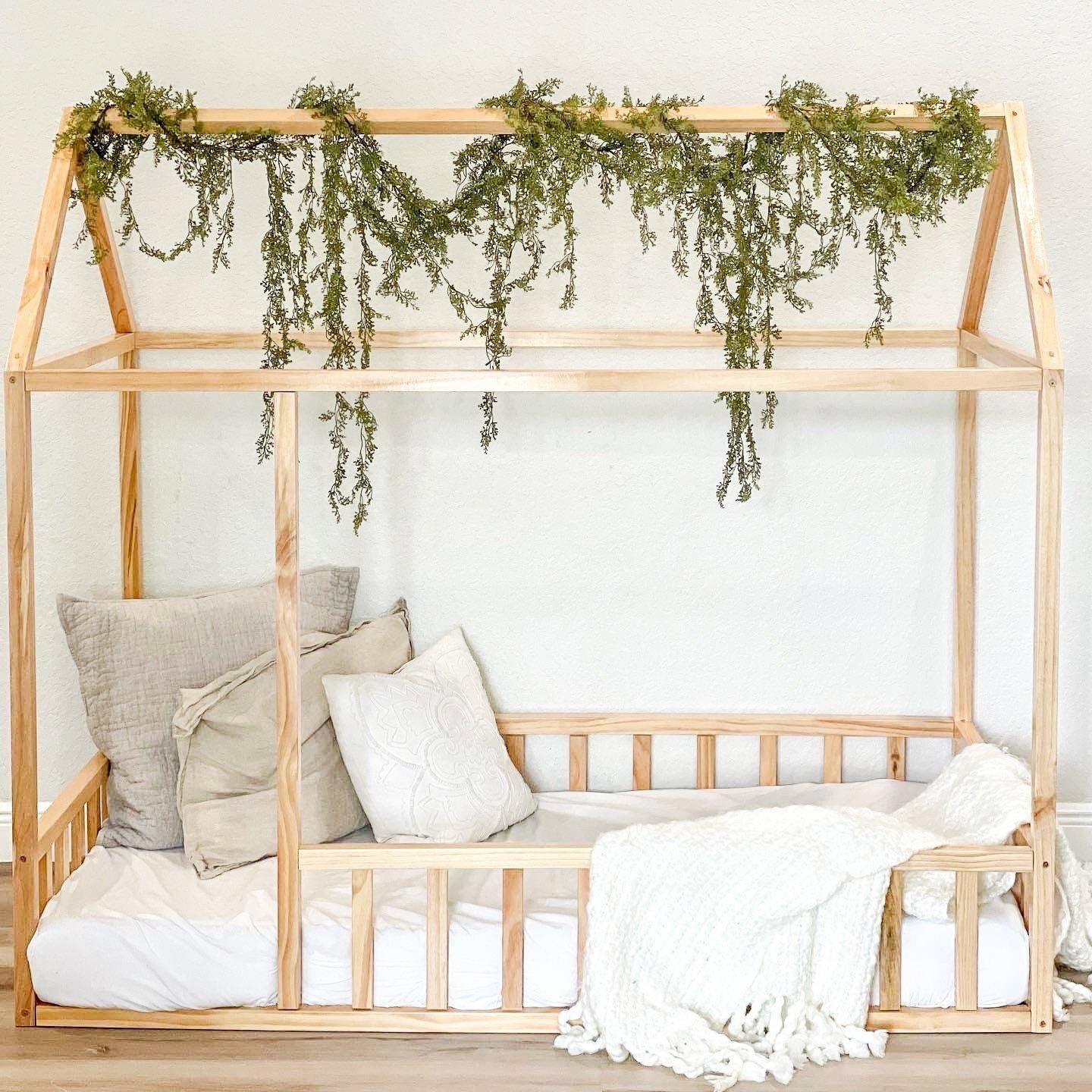 Janie and Jack Montessori House Bed with Rails / Size Twin