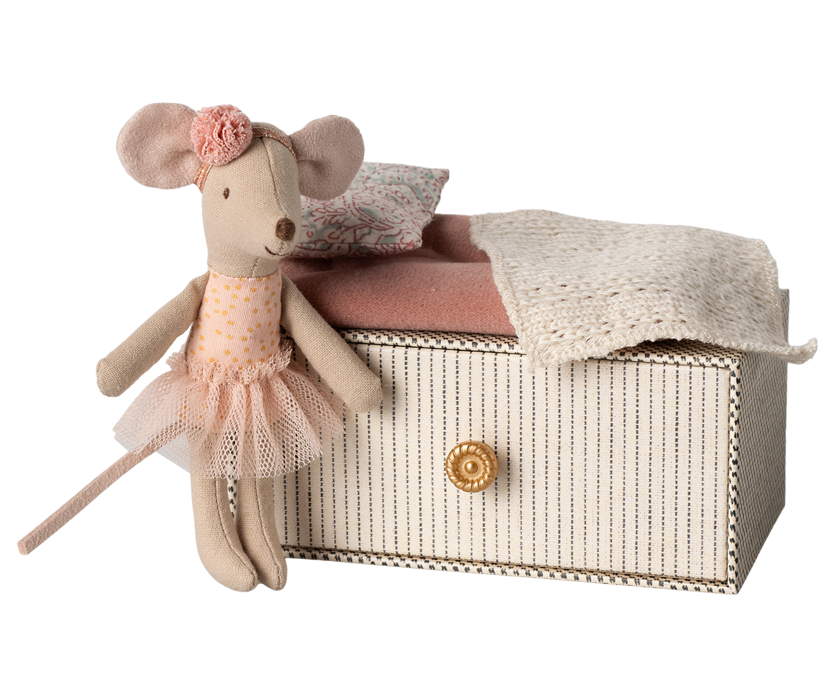 Janie and Jack Dance mouse in daybed, Little sister